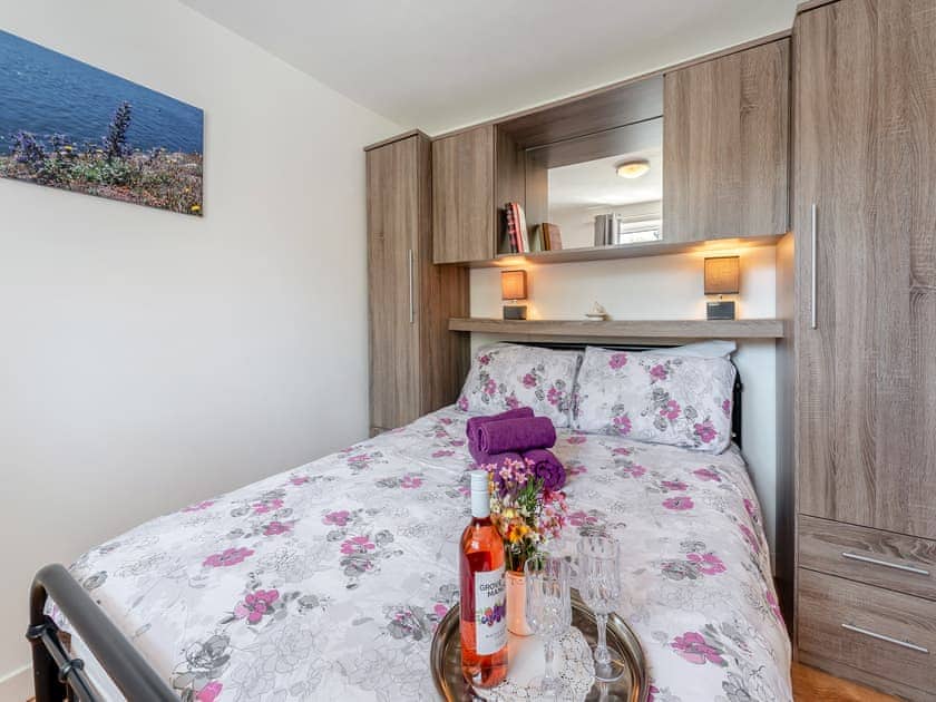 Double bedroom | Robin Cottage - Maesydderwen Holiday Cottages, Llandeilo