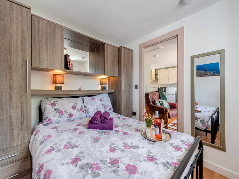 Double bedroom | Robin Cottage - Maesydderwen Holiday Cottages, Llandeilo