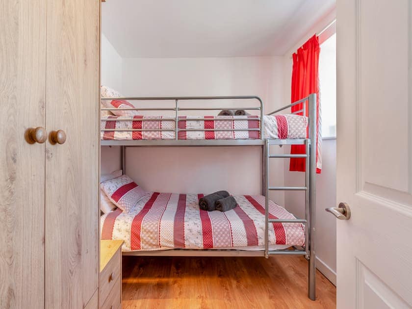 Bunk bedroom | Robin Cottage - Maesydderwen Holiday Cottages, Llandeilo