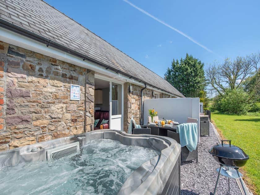 Outdoor area | Robin Cottage - Maesydderwen Holiday Cottages, Llandeilo