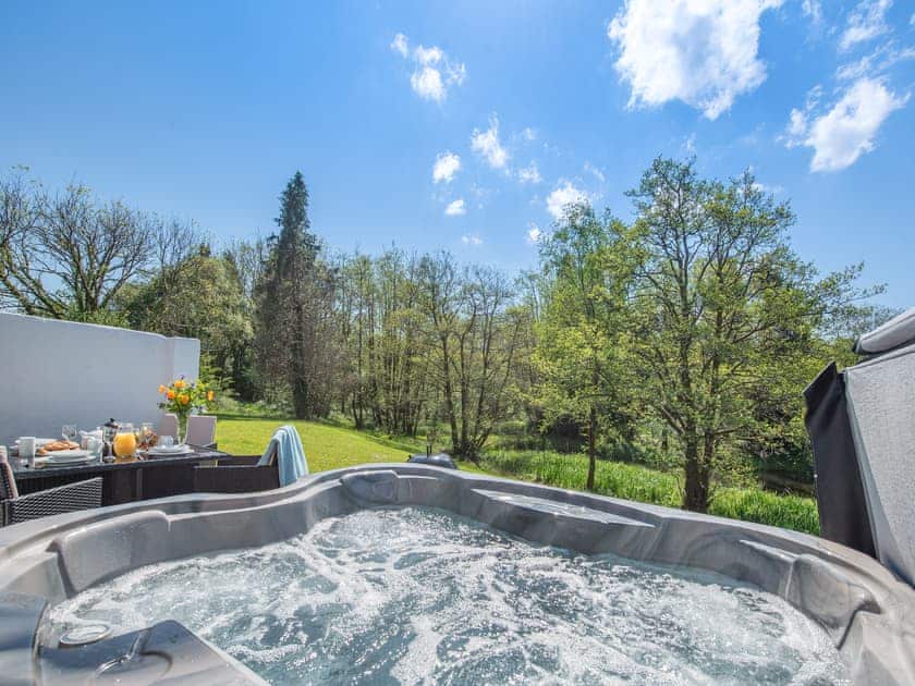 Hot tub | Robin Cottage - Maesydderwen Holiday Cottages, Llandeilo