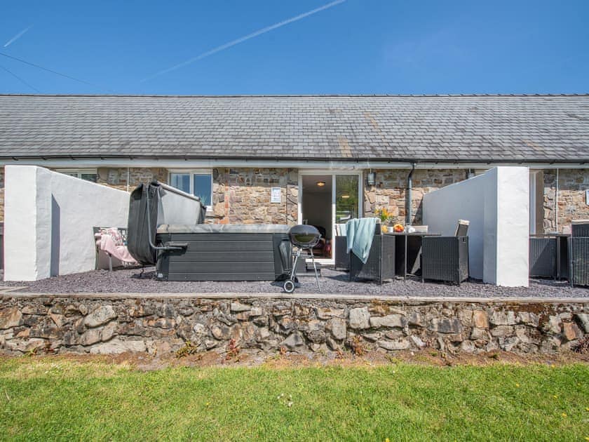 Exterior | Robin Cottage - Maesydderwen Holiday Cottages, Llandeilo