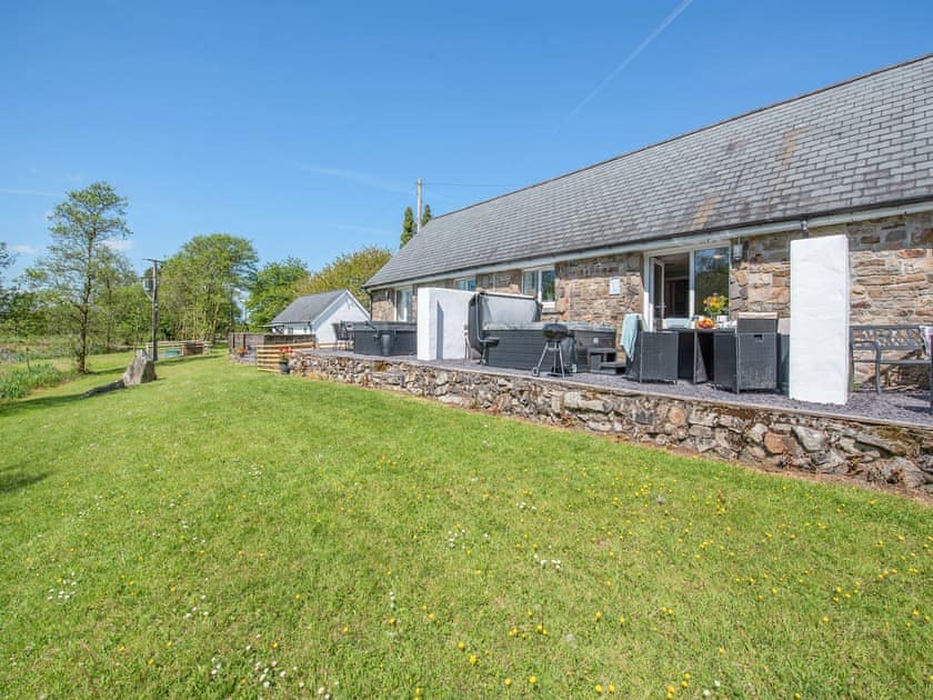 Exterior | Robin Cottage - Maesydderwen Holiday Cottages, Llandeilo