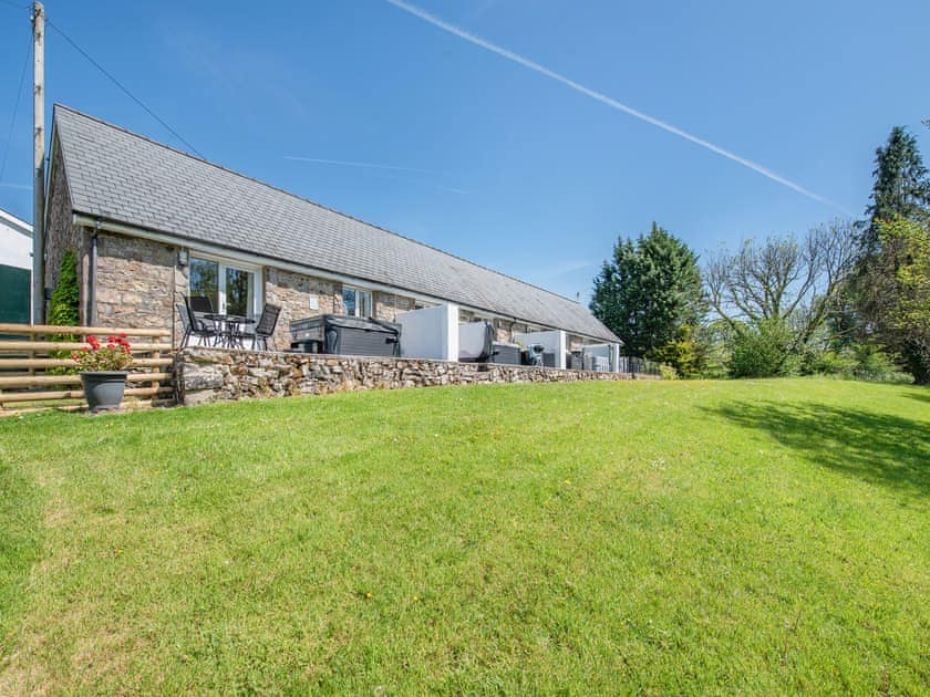 Exterior | Robin Cottage - Maesydderwen Holiday Cottages, Llandeilo