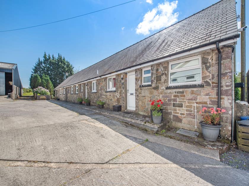 Exterior | Robin Cottage - Maesydderwen Holiday Cottages, Llandeilo
