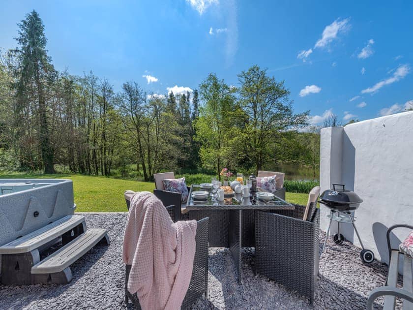 Outdoor area | Wren Cottage - Maesydderwen Holiday Cottages, Llandeilo