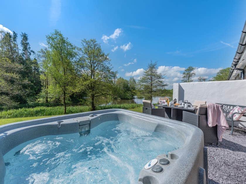 Hot tub | Wren Cottage - Maesydderwen Holiday Cottages, Llandeilo