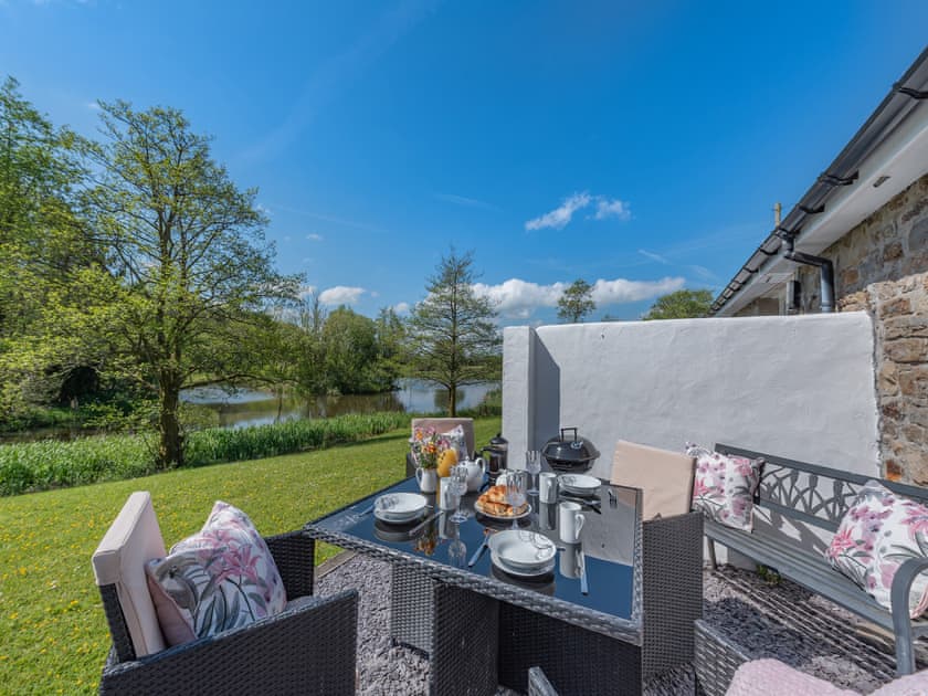 Outdoor area | Wren Cottage - Maesydderwen Holiday Cottages, Llandeilo