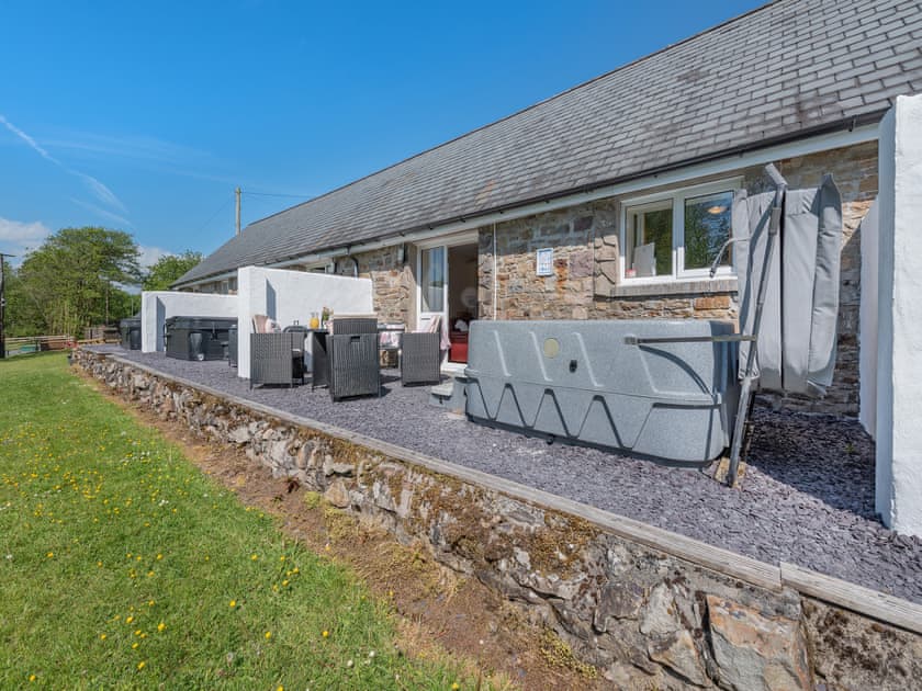 Exterior | Wren Cottage - Maesydderwen Holiday Cottages, Llandeilo