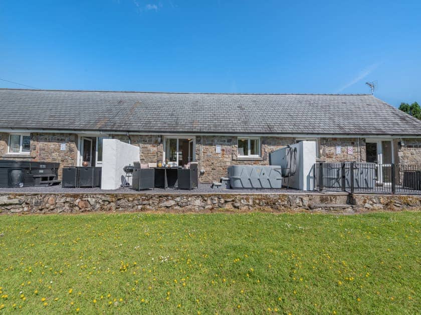 Exterior | Wren Cottage - Maesydderwen Holiday Cottages, Llandeilo