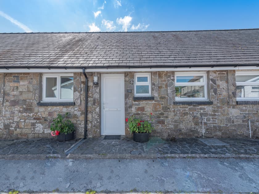 Exterior | Wren Cottage - Maesydderwen Holiday Cottages, Llandeilo