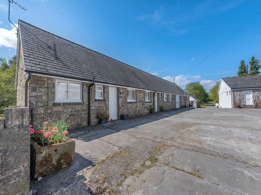 Exterior | Wren Cottage - Maesydderwen Holiday Cottages, Llandeilo