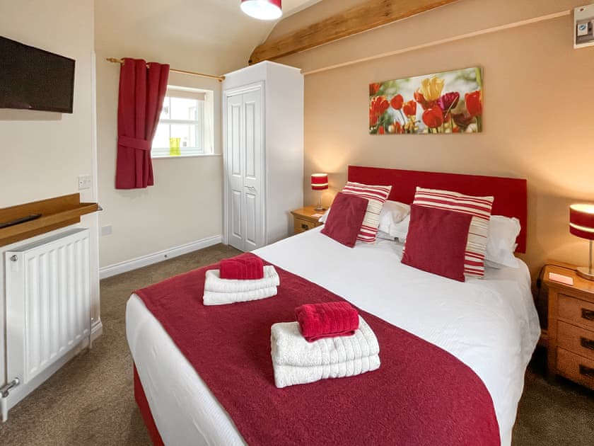 Double bedroom with king size bed  | Roses Rest - Greetham Retreat, Greetham, near Horncastle
