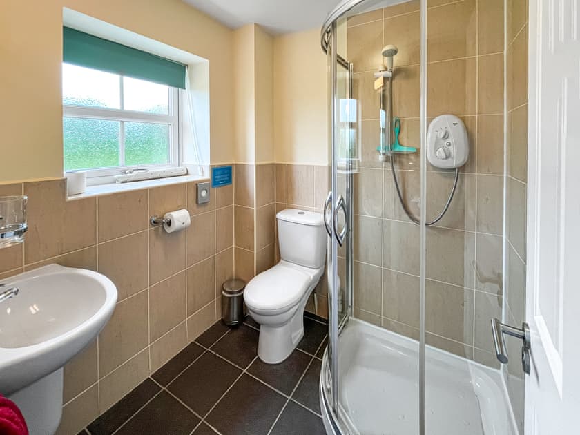 En Suite Bathroom  | Roses Rest - Greetham Retreat, Greetham, near Horncastle