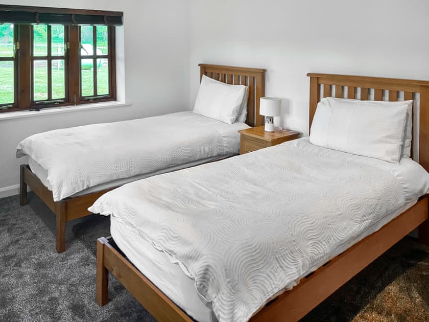 Twin bedroom | Rowdecroft Farm Cottage, Rowde