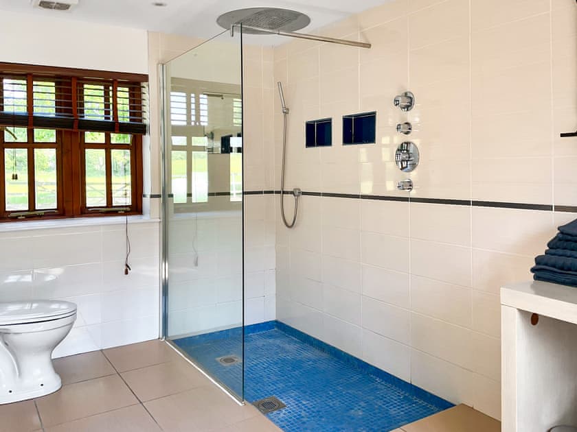 Bathroom | Rowdecroft Farm Cottage, Rowde