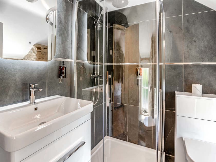 Bathroom | Ty Gladys, St. Davids