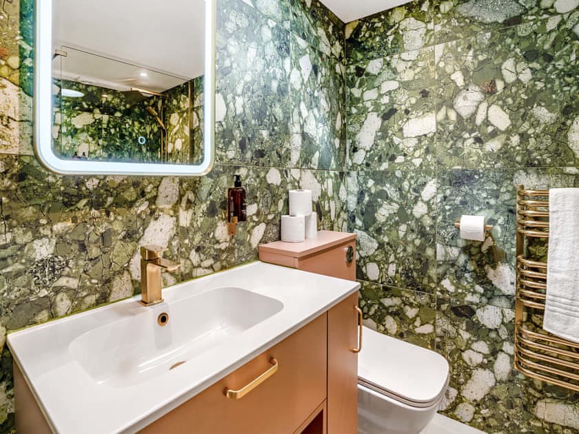 Bathroom | Ty Gladys, St. Davids