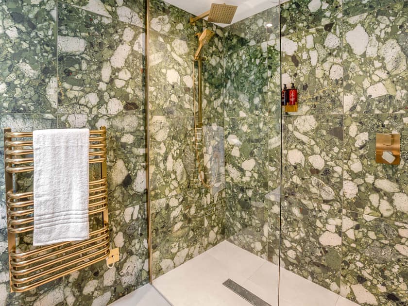 Bathroom | Ty Gladys, St. Davids