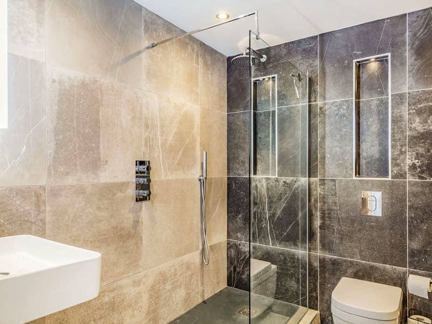 Bath and shower | Villa Calafia - Atlantic Way, Porthtowan