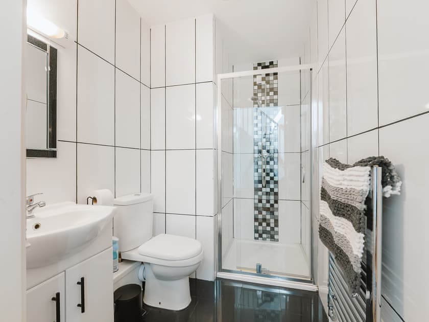 Bathroom | Crescent House, Pennar