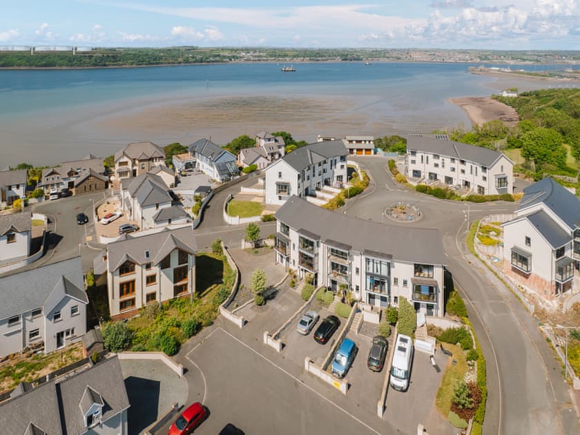 Setting | Crescent House, Pennar