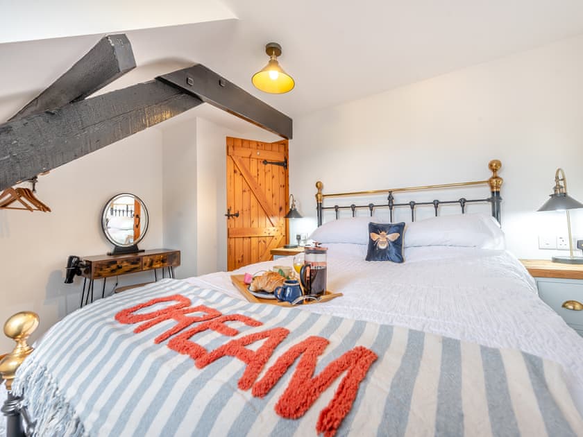 Double bedroom | Cwtch Honey - Gaer Cottages, Cribyn, Lampeter