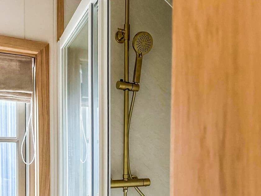 Bathroom | Shepherds Hut - Lilac Retreats, King’s Lynn