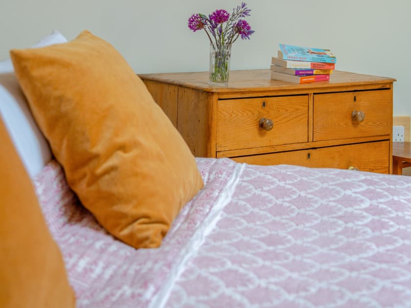 Double bedroom | Mistle Roundhouse - Walnut Farm, Beaminster