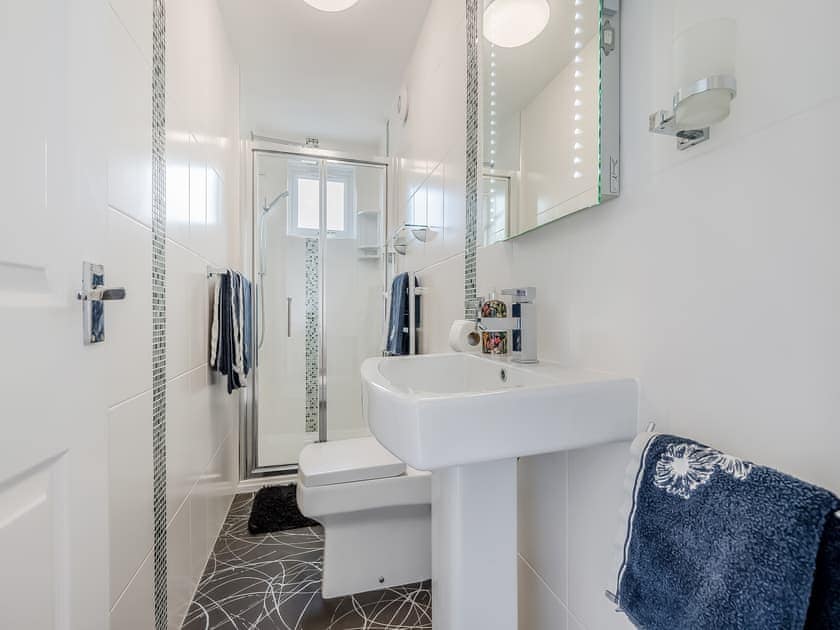 Shower room | Ocean Breeze - Bonnie View Beach Apartments, Holywell Bay