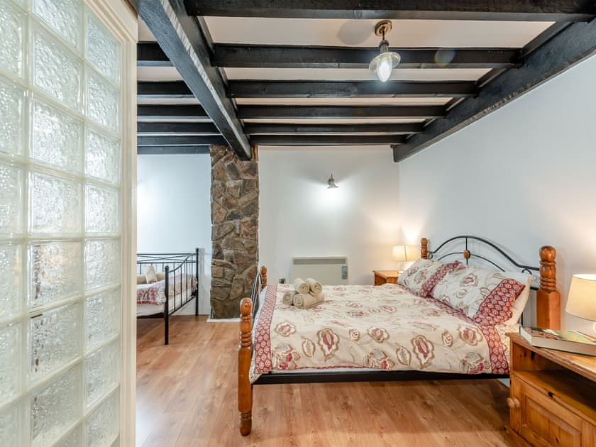 Bedroom | Kingfisher - Maesydderwen Holiday Cottages, Llandeilo