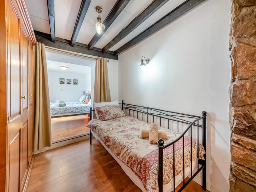 Bedroom | Kingfisher - Maesydderwen Holiday Cottages, Llandeilo