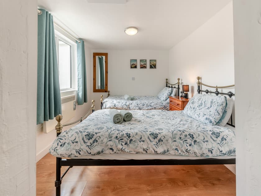 Twin bedroom | Kingfisher - Maesydderwen Holiday Cottages, Llandeilo