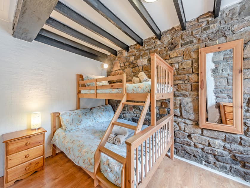 Bunk bedroom | Kingfisher - Maesydderwen Holiday Cottages, Llandeilo