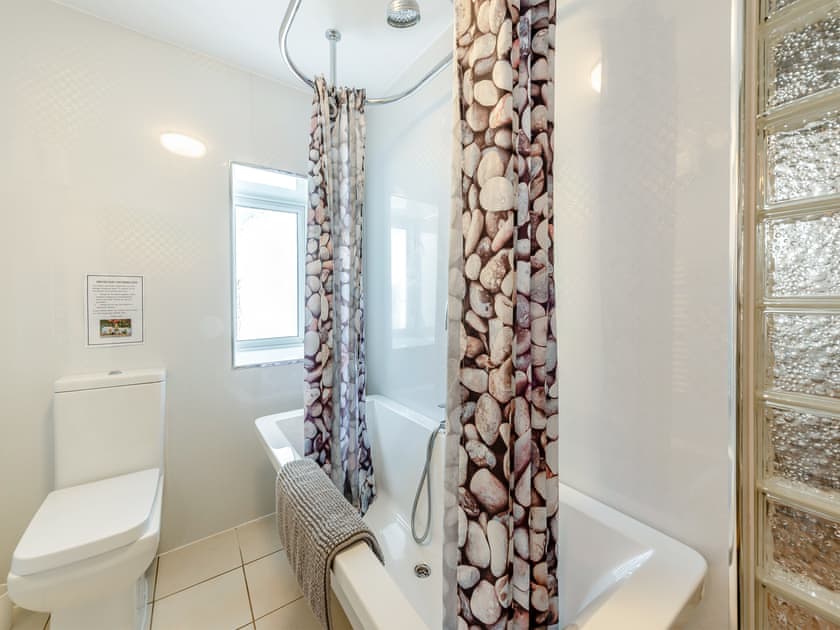 Bathroom | Kingfisher - Maesydderwen Holiday Cottages, Llandeilo