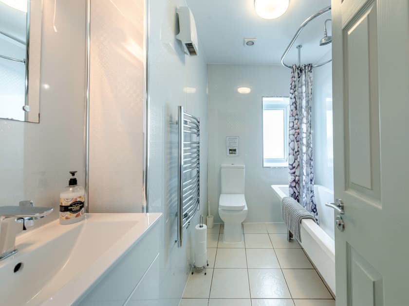 Bathroom | Kingfisher - Maesydderwen Holiday Cottages, Llandeilo