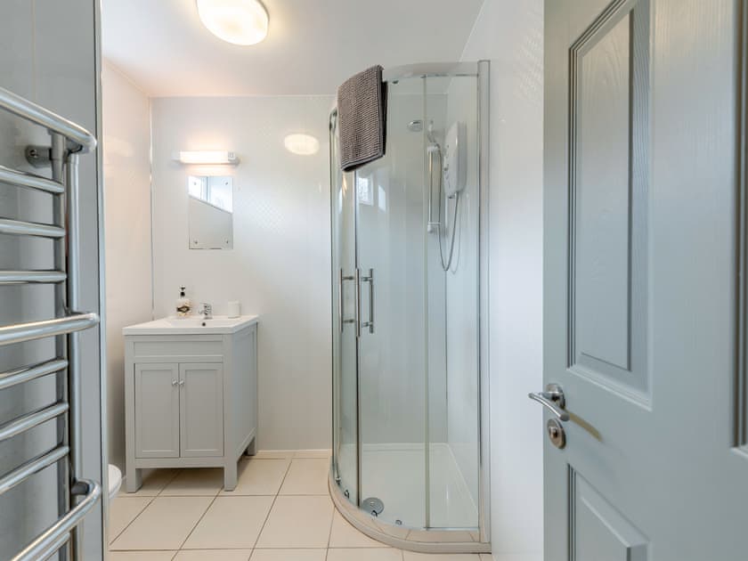 Shower room | Kingfisher - Maesydderwen Holiday Cottages, Llandeilo