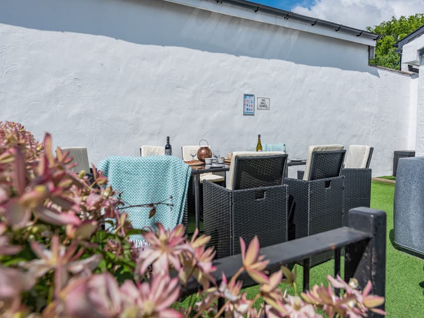 Sitting-out-area | Kingfisher - Maesydderwen Holiday Cottages, Llandeilo