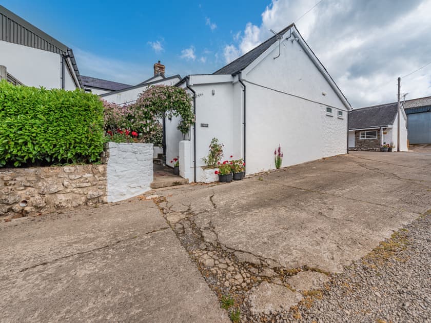 Exterior | Kingfisher - Maesydderwen Holiday Cottages, Llandeilo