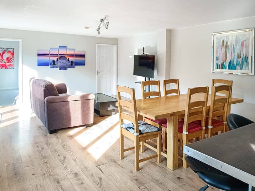open plan lounge dinning | Spring Vale Bungalow, Colchester