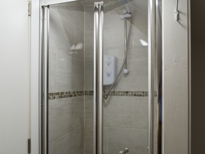 Bathroom | 2 Le Dorney Villa - Le Dorney Villas, Par