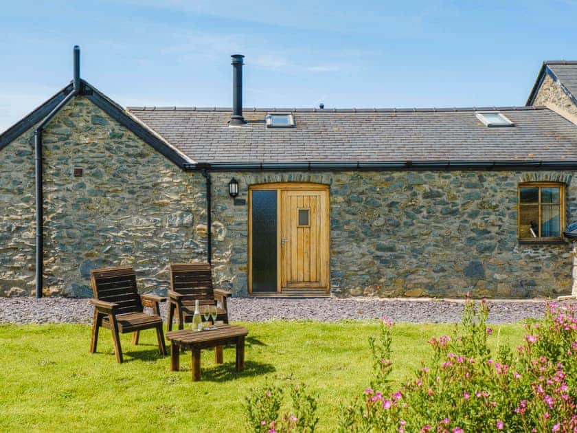 Lawned garden at Lapwing Cottage | Lapwing Cottage - Cerrig Cottages, Caergeiliog, near Rhosneigr
