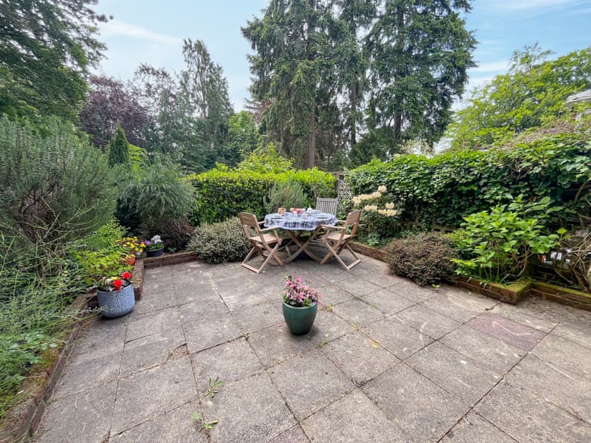 Sitting-out-area | Broomhurst Court, Dorking