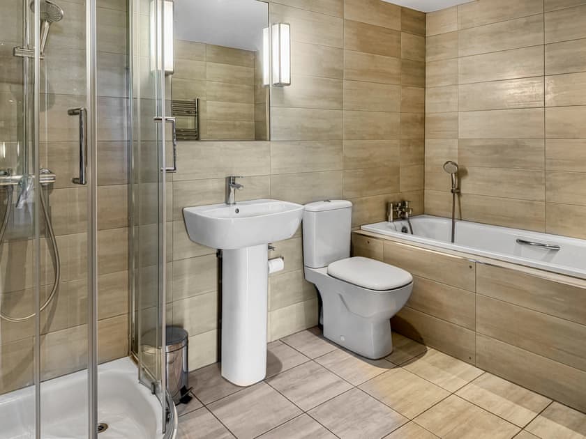 Extra large en-suite bathroom in second bedroom | Barn Owl Cottage - Home Farm Retreats, Kirk Hammerton, near York