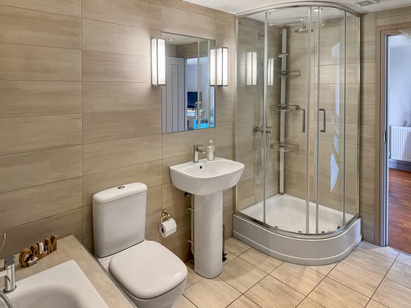 Extra large en-suite bathroom in first bedroom | Barn Owl Cottage - Home Farm Retreats, Kirk Hammerton, near York