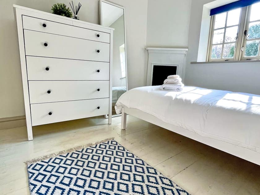 Twin bedroom | Brookpit Cottage, Climping, near Littlehampton