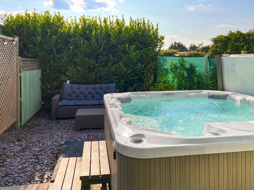 Large hot tub | Goldfinch - Greenacres Farm, Colchester