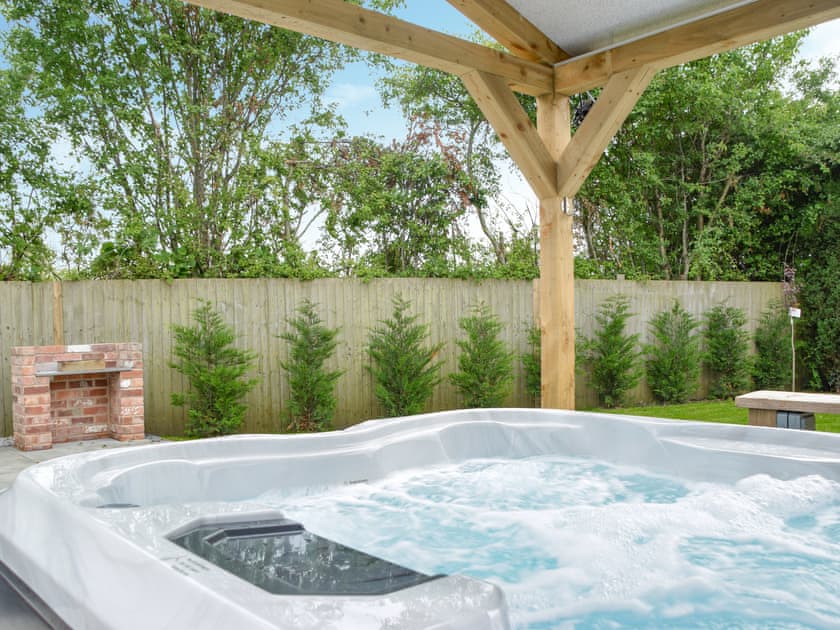 Hot tub | Glamping Pod 2 - Oakwood Farm, Chester