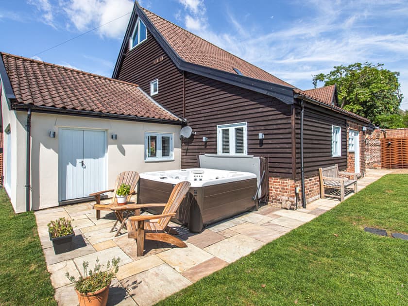 Hot tub | Granary Barn, Tacolneston