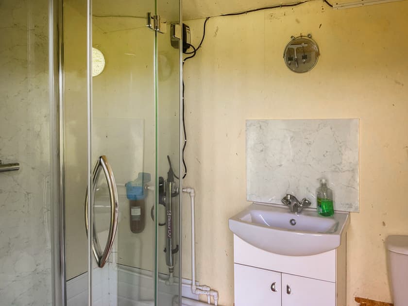Bathroom | Tilly - Shepherds Retreat, Brecon